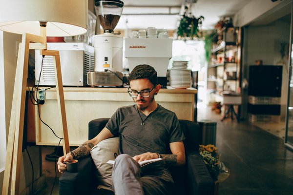 How Can UK Women Effortlessly Mix High Street and Designer Pieces?